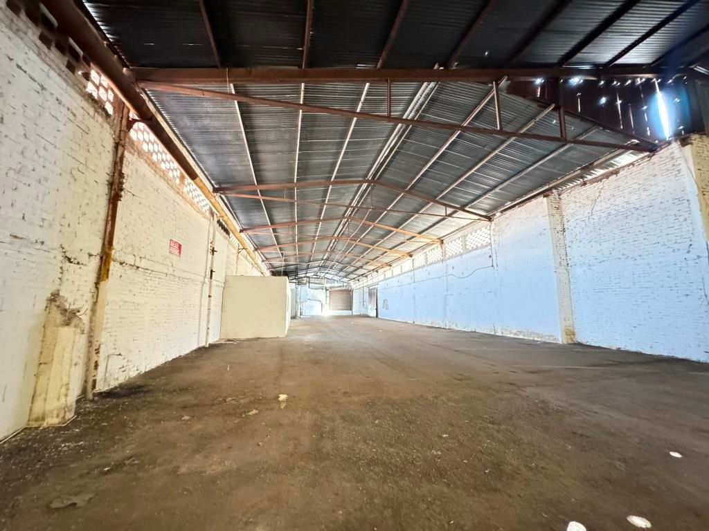 Bodega comercial sobre Avenida Juan Pablo II