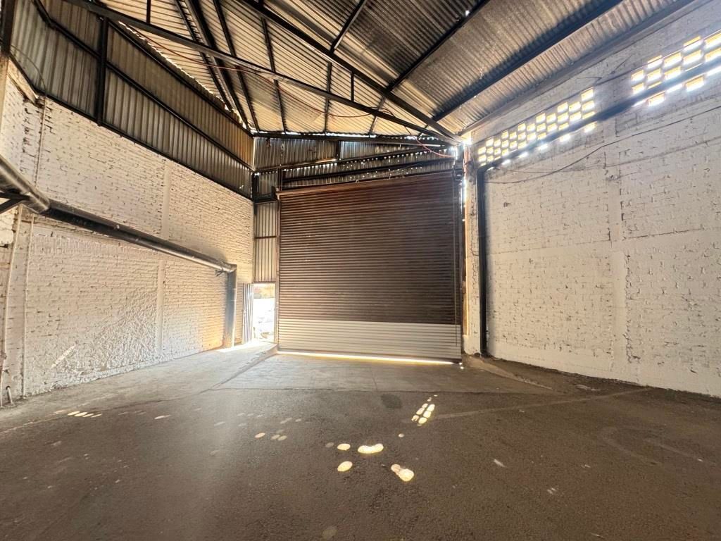 Bodega comercial sobre Avenida Juan Pablo II