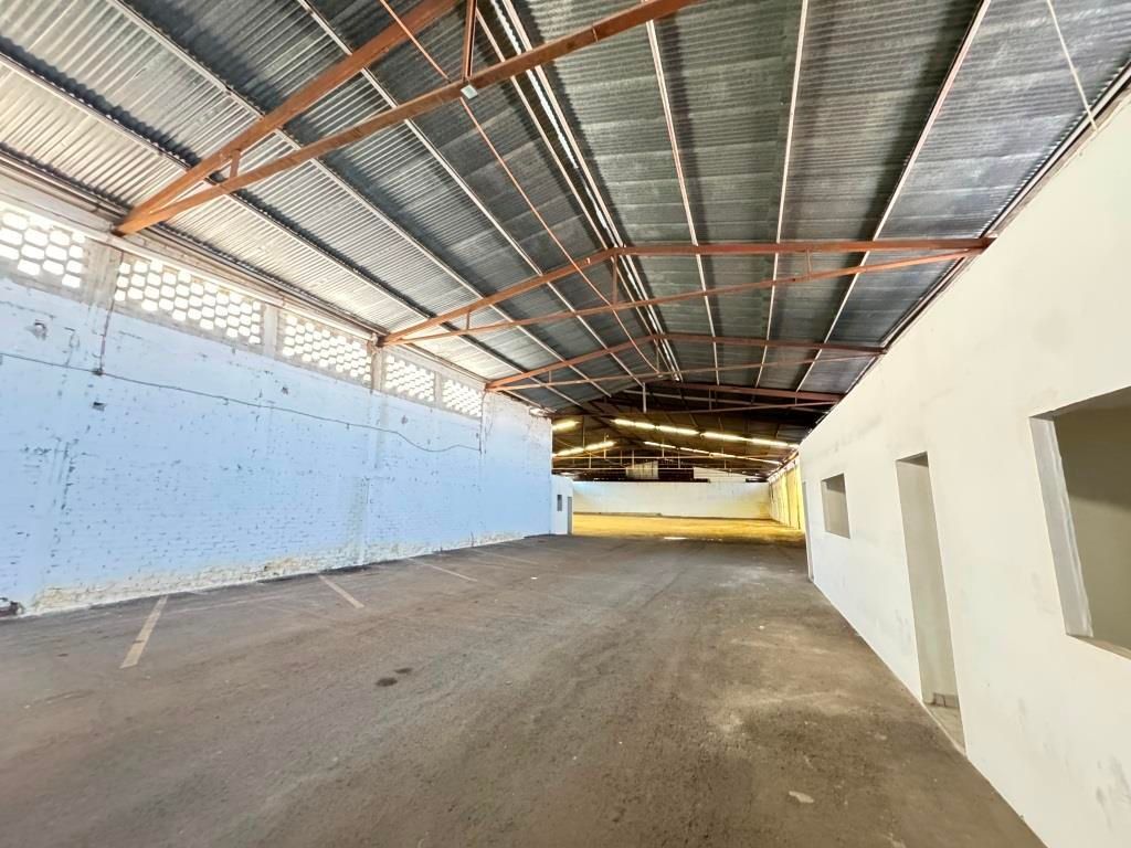 Bodega comercial sobre Avenida Juan Pablo II