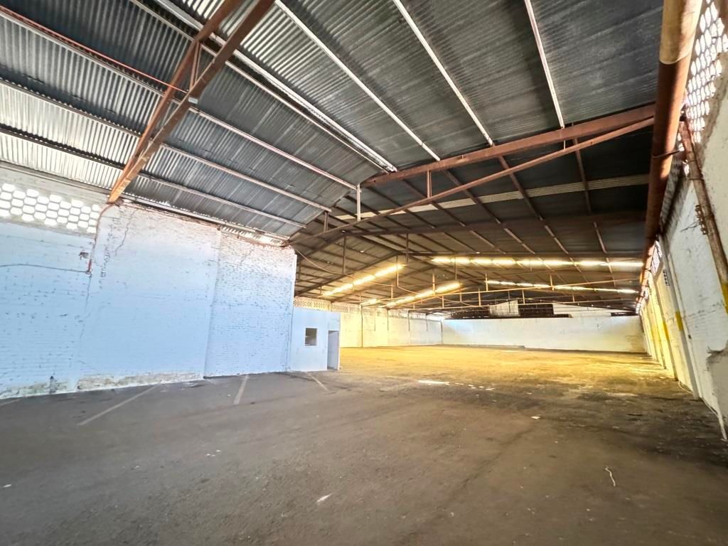 Bodega comercial sobre Avenida Juan Pablo II