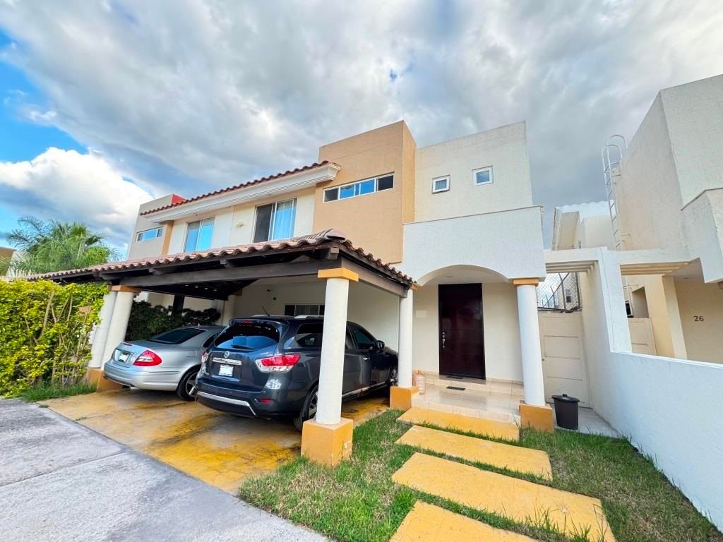 Casa en venta dentro de Fracc. Residencial Quintas de Monticello