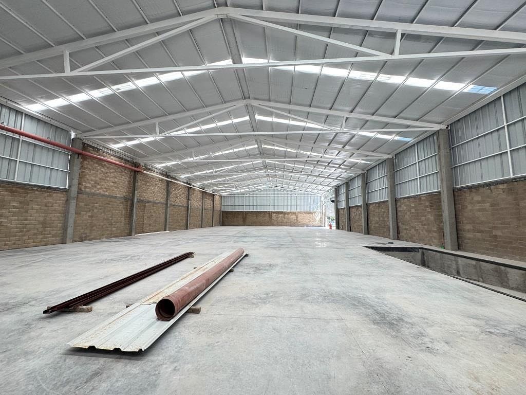 nave ciudad industrial sur en esquina