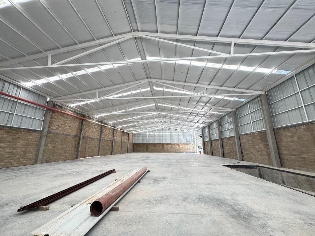 nave ciudad industrial sur en esquina
