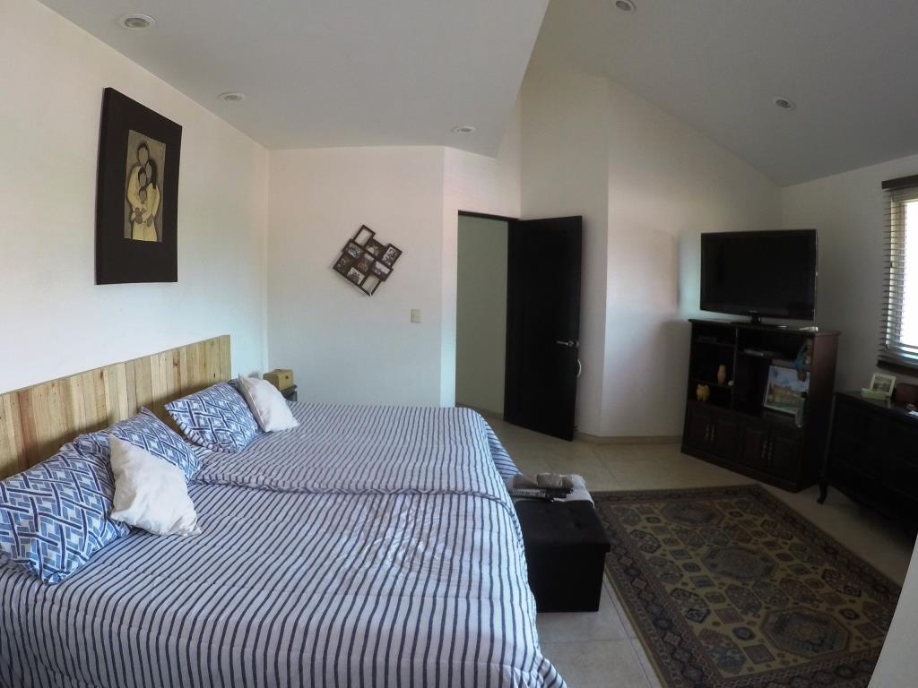 Casa residencial, dentro de exclusiva zona (Fracc. Campestre)