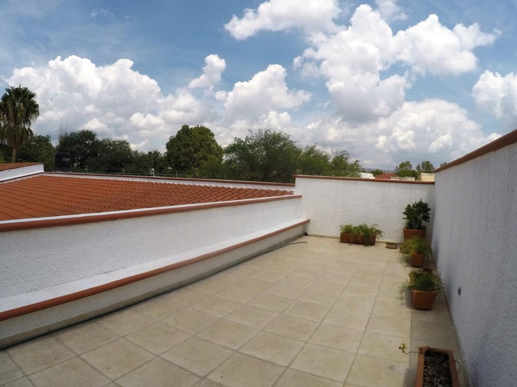 Casa residencial, dentro de exclusiva zona (Fracc. Campestre)