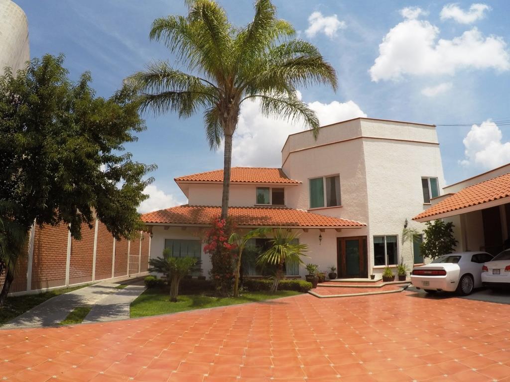 Casa residencial, dentro de exclusiva zona (Fracc. Campestre)