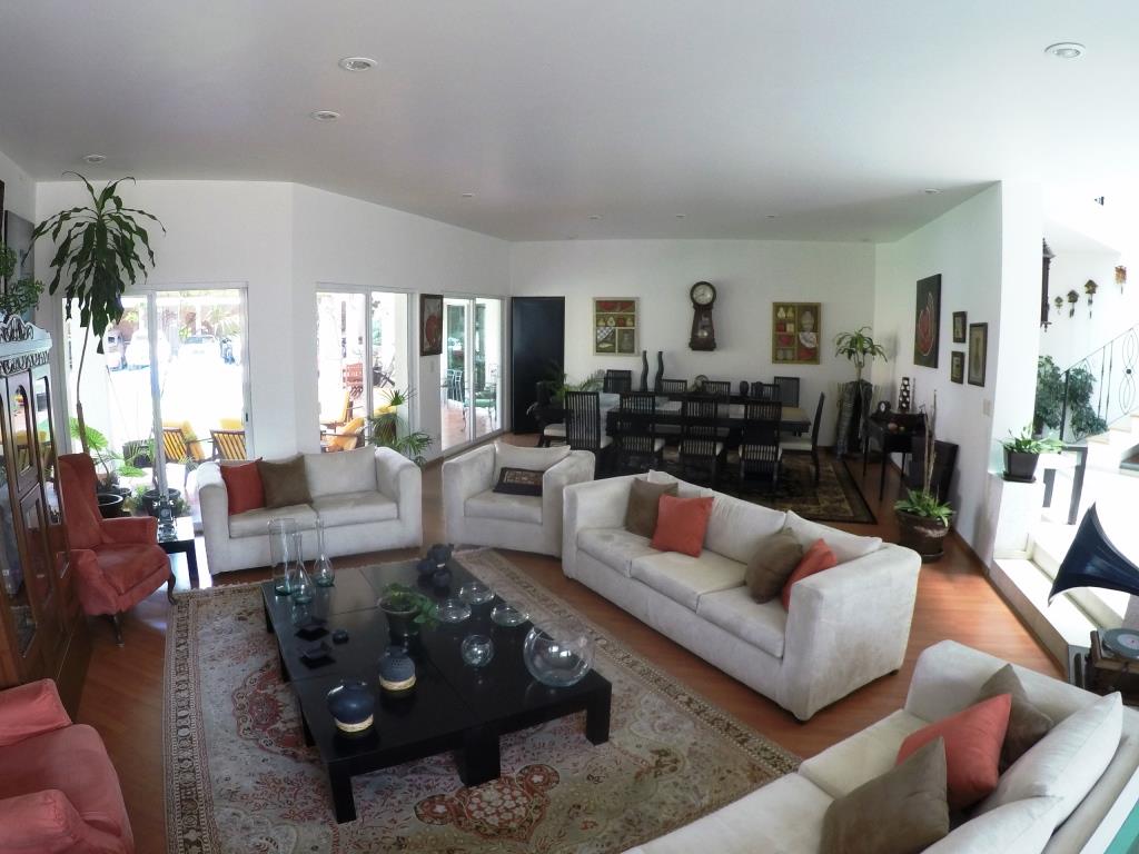 Casa residencial, dentro de exclusiva zona (Fracc. Campestre)