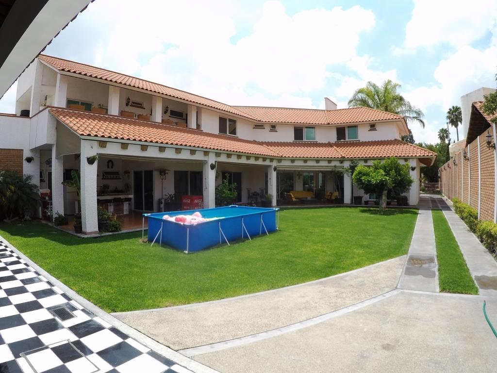 Casa residencial, dentro de exclusiva zona (Fracc. Campestre)