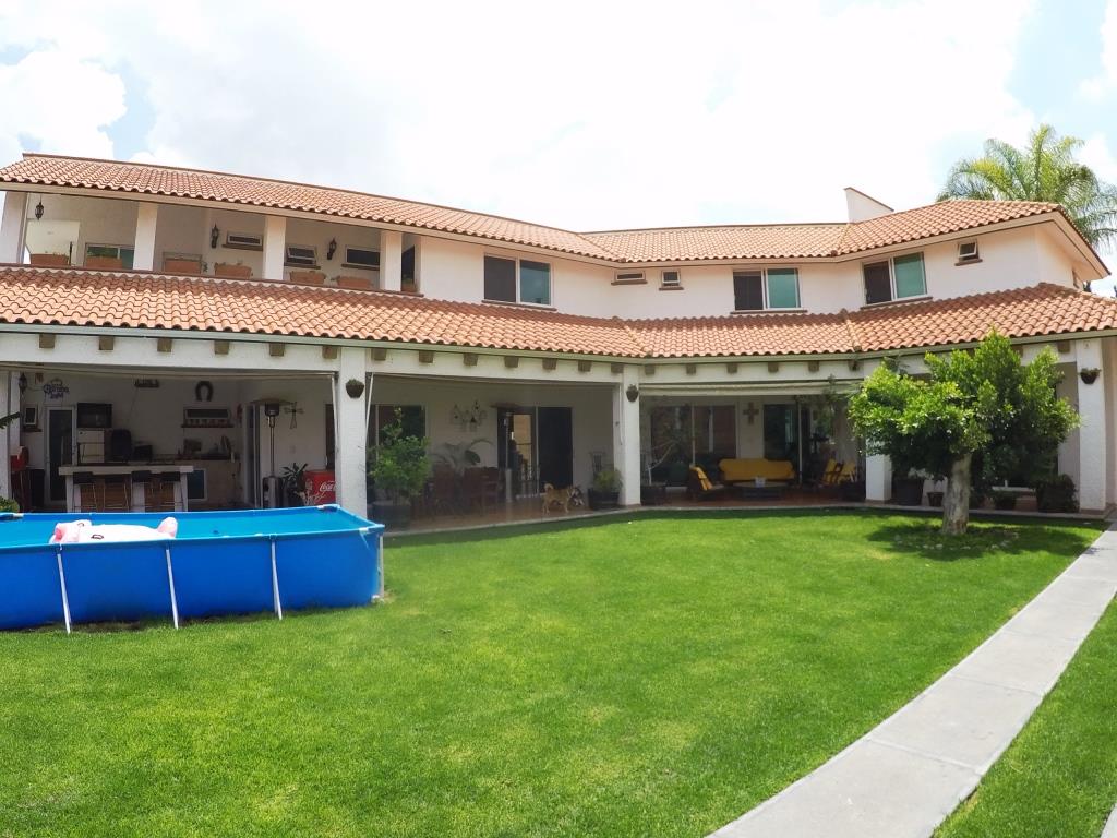 Casa residencial, dentro de exclusiva zona (Fracc. Campestre)