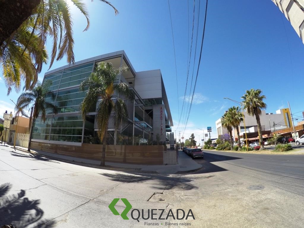 Oficinas, locales o consultorios en renta, sobre Av. Las Américas, Edificio nuevo.