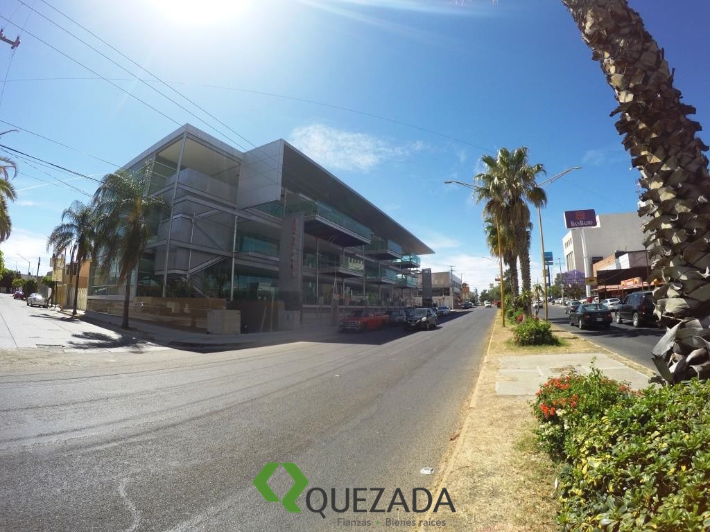 Oficinas, locales o consultorios en renta, sobre Av. Las Américas, Edificio nuevo.