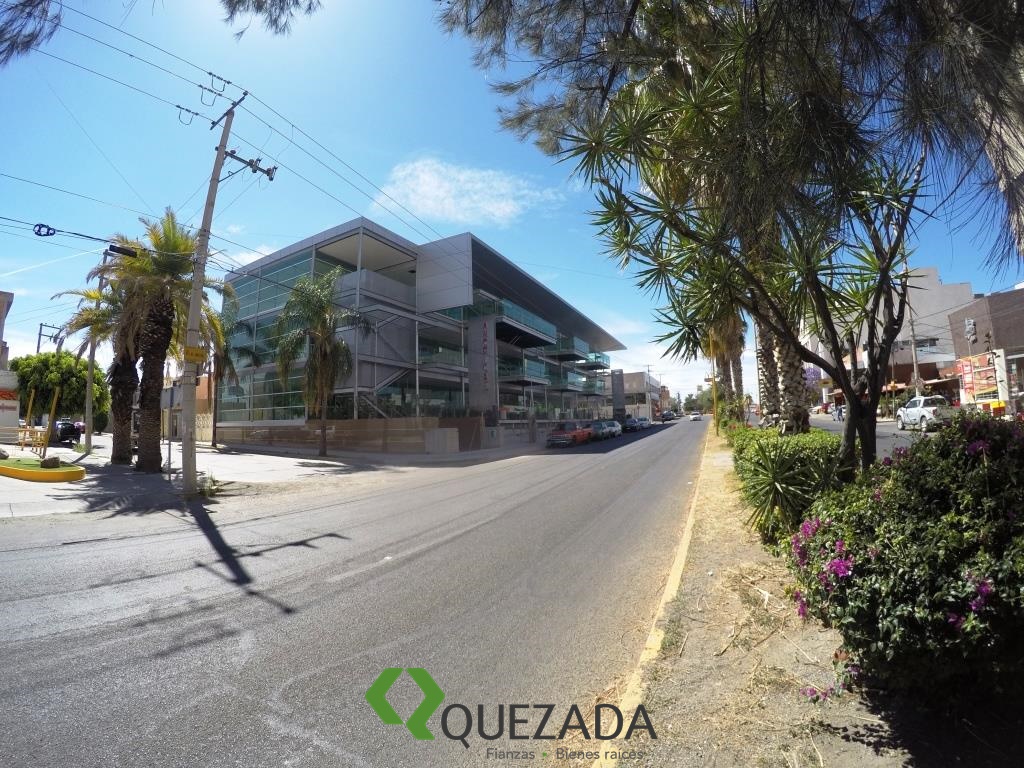 Oficinas, locales o consultorios en renta, sobre Av. Las Américas, Edificio nuevo.