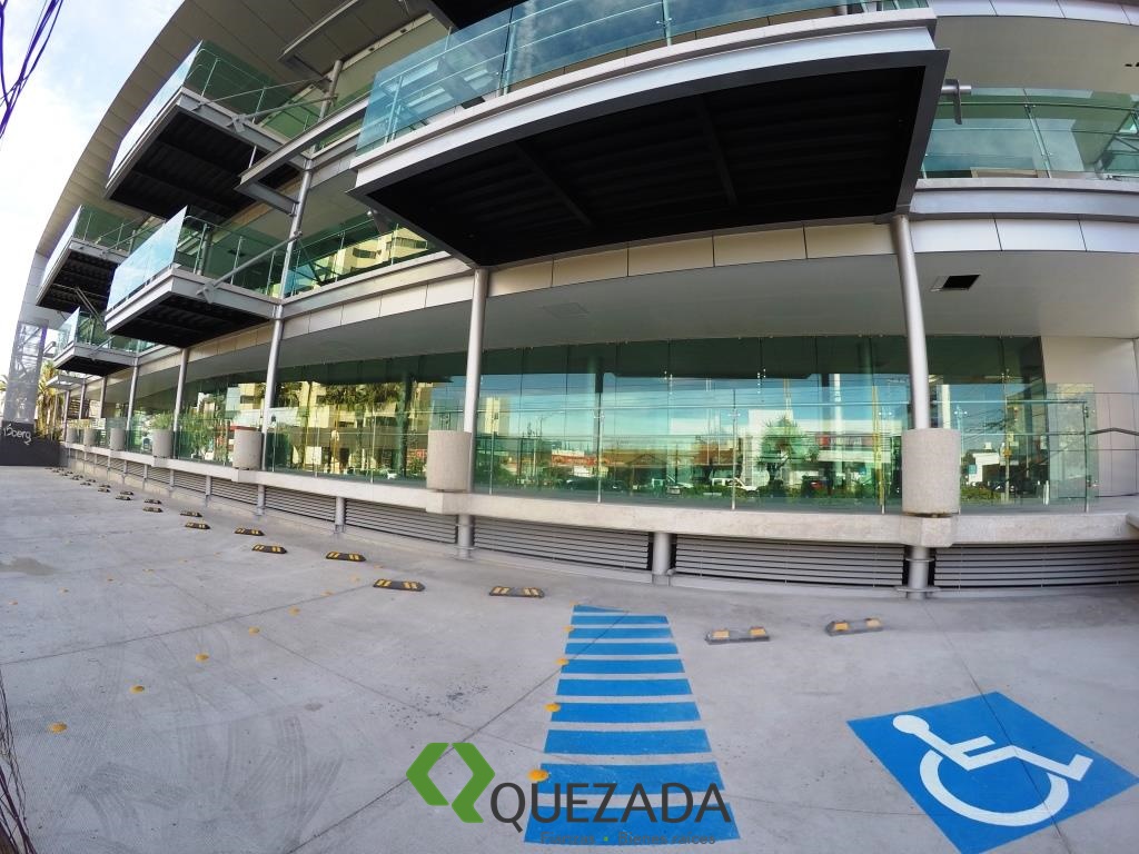 Oficinas, locales o consultorios en renta, sobre Av. Las Américas, Edificio nuevo.