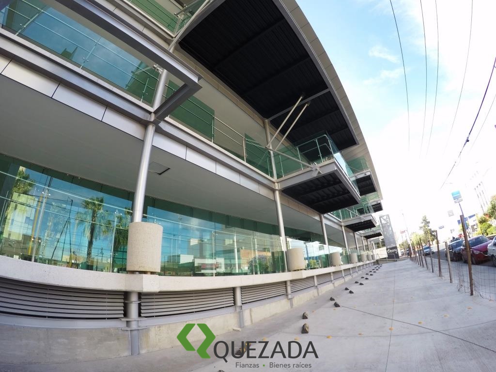 Oficinas, locales o consultorios en renta, sobre Av. Las Américas, Edificio nuevo.
