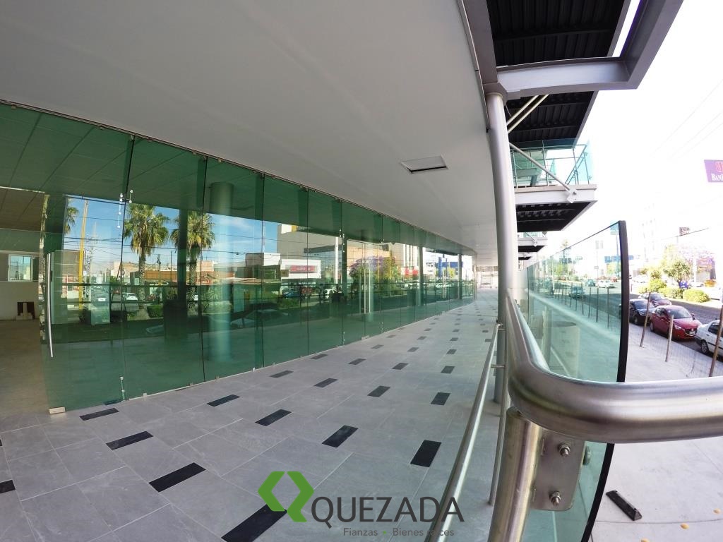 Oficinas, locales o consultorios en renta, sobre Av. Las Américas, Edificio nuevo.