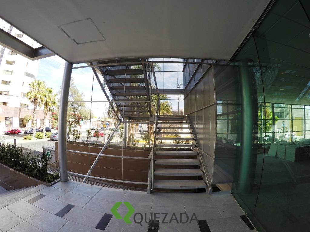 Oficinas, locales o consultorios en renta, sobre Av. Las Américas, Edificio nuevo.
