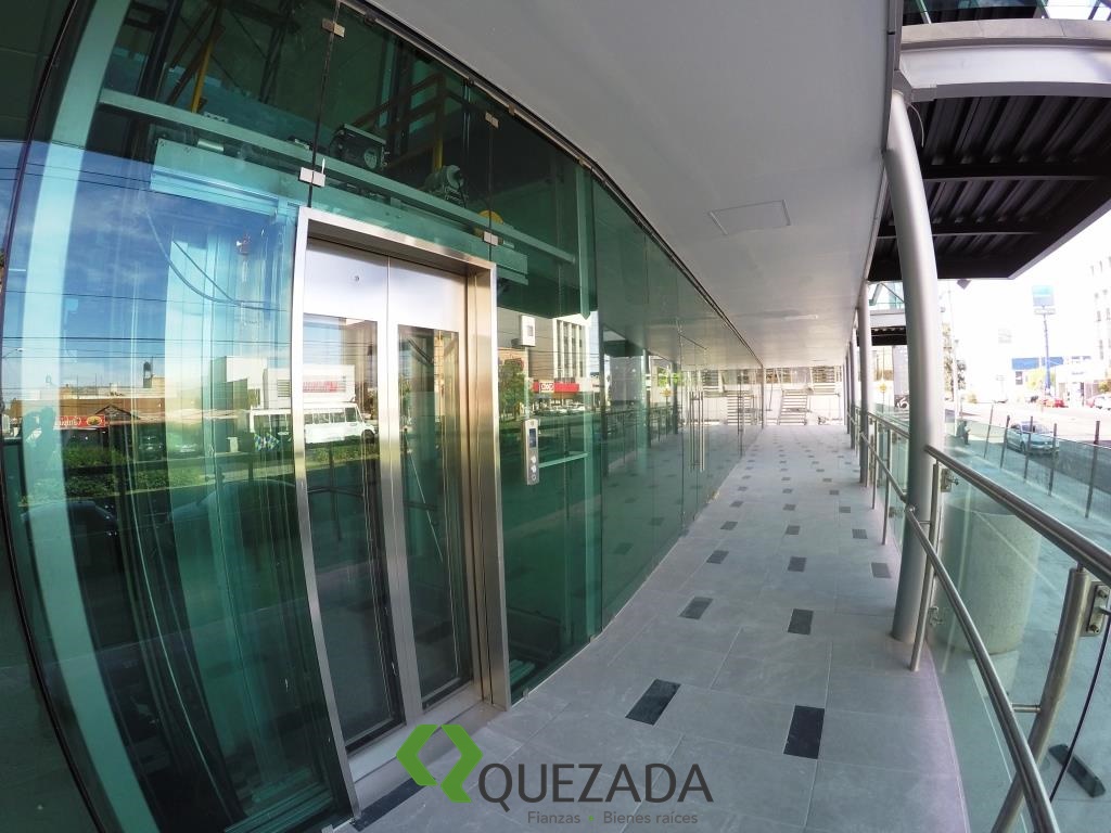 Oficinas, locales o consultorios en renta, sobre Av. Las Américas, Edificio nuevo.