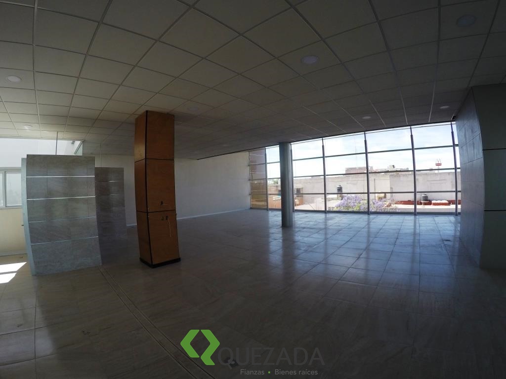 Oficinas, locales o consultorios en renta, sobre Av. Las Américas, Edificio nuevo.