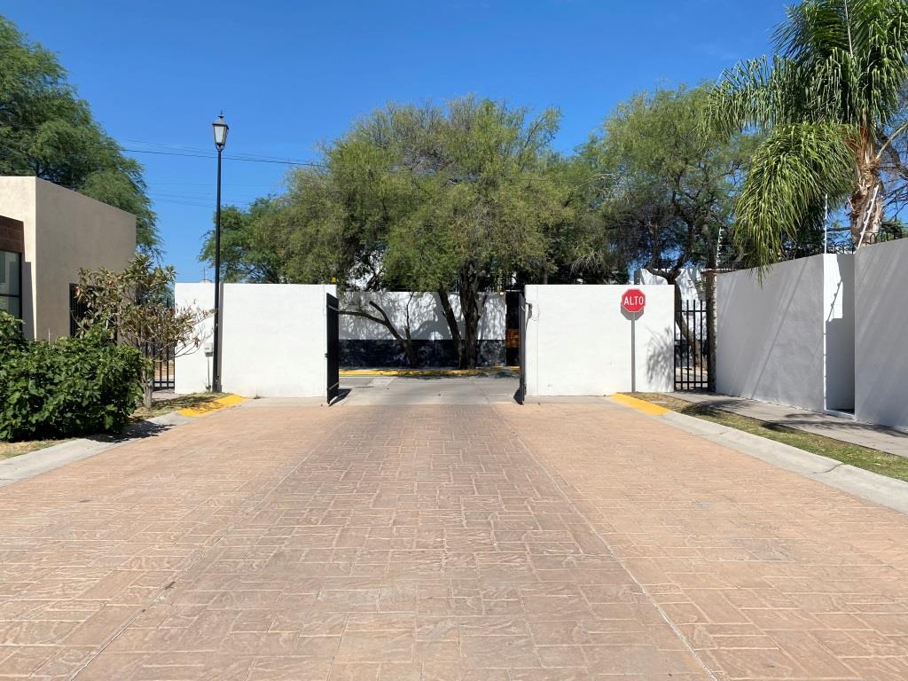 Casa como nueva dentro de exclusiva privada (12 casas)