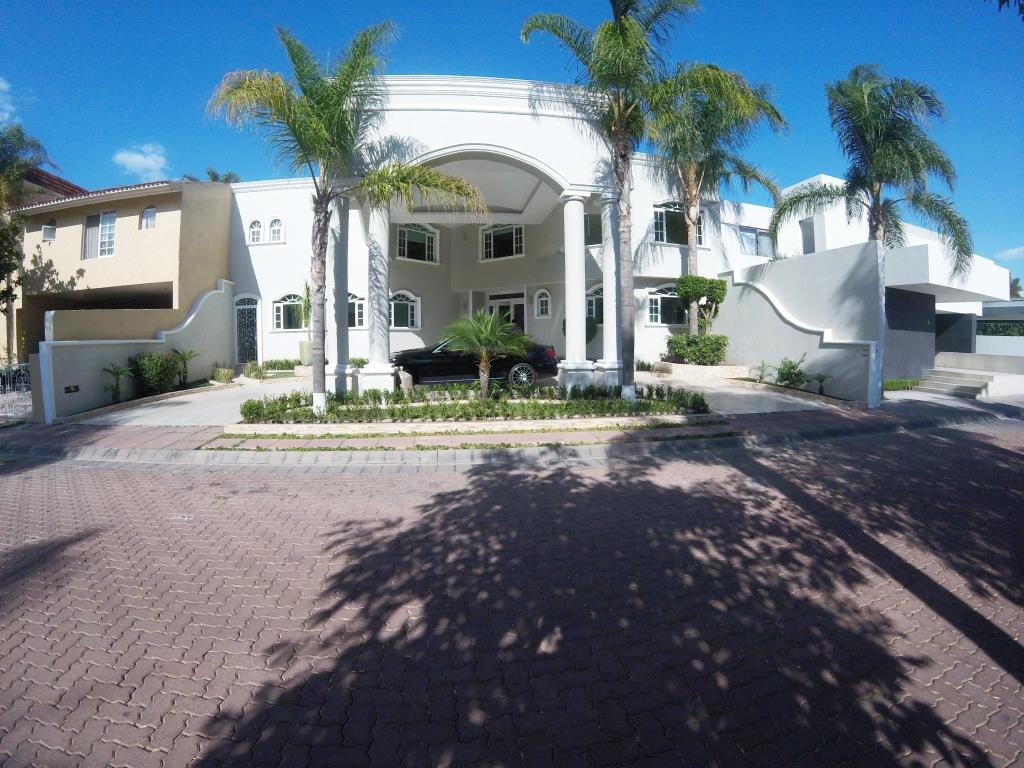 Casa en exclusivo Fraccionamiento Residencial , corazón del Norte