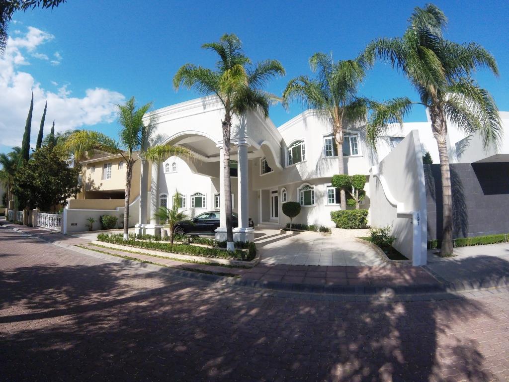 Casa en exclusivo Fraccionamiento Residencial , corazón del Norte