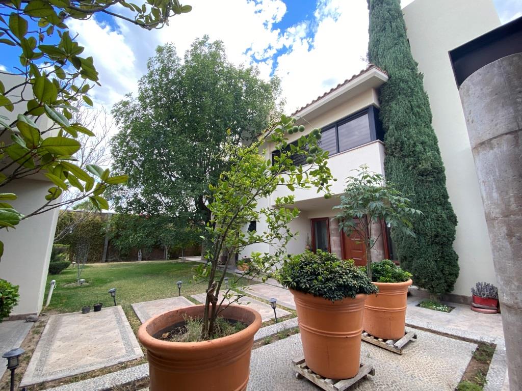 Amplia casa con acabados de lujo, dentro de Fracc. Residencial 