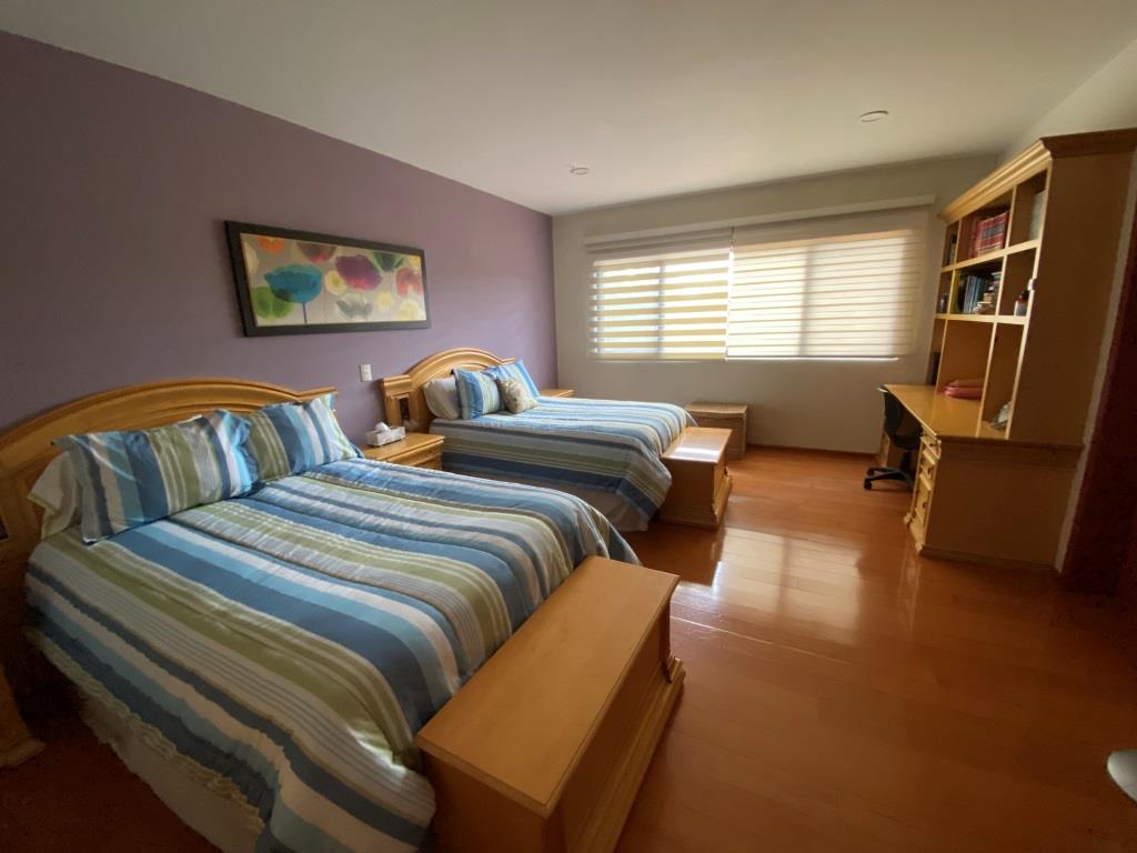 Amplia casa con acabados de lujo, dentro de Fracc. Residencial 