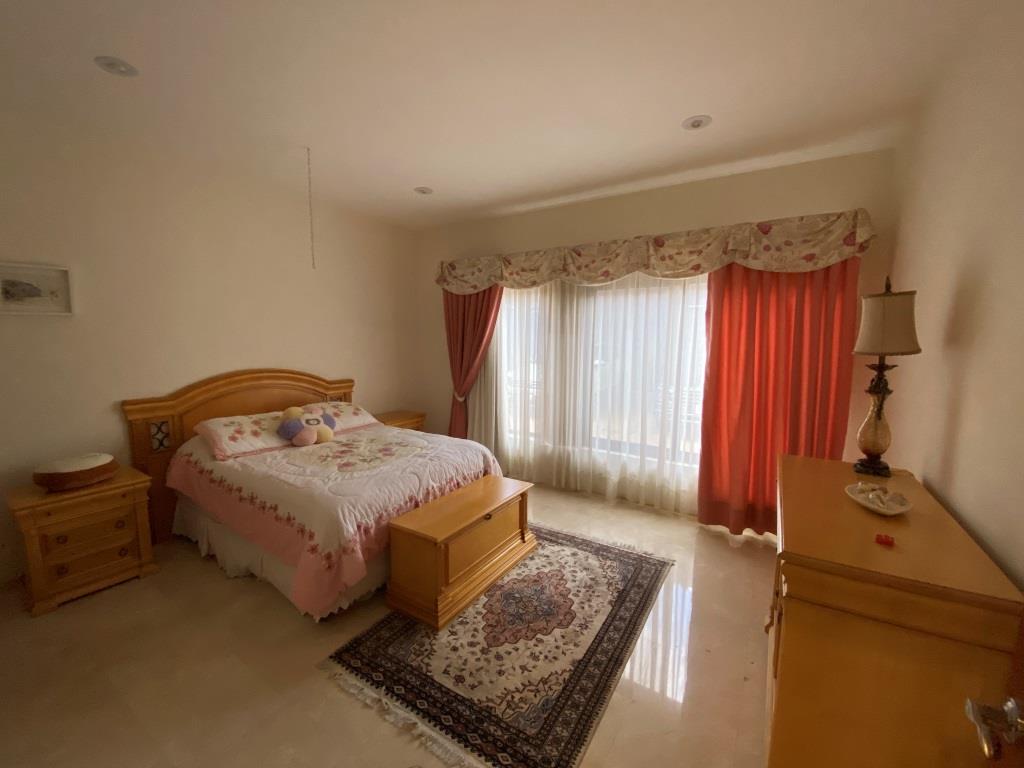 Amplia casa con acabados de lujo, dentro de Fracc. Residencial 