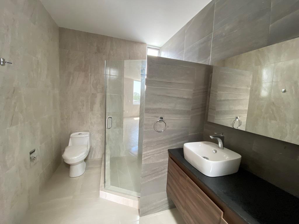 Casa nueva dentro de exclusiva privada (15 casas)