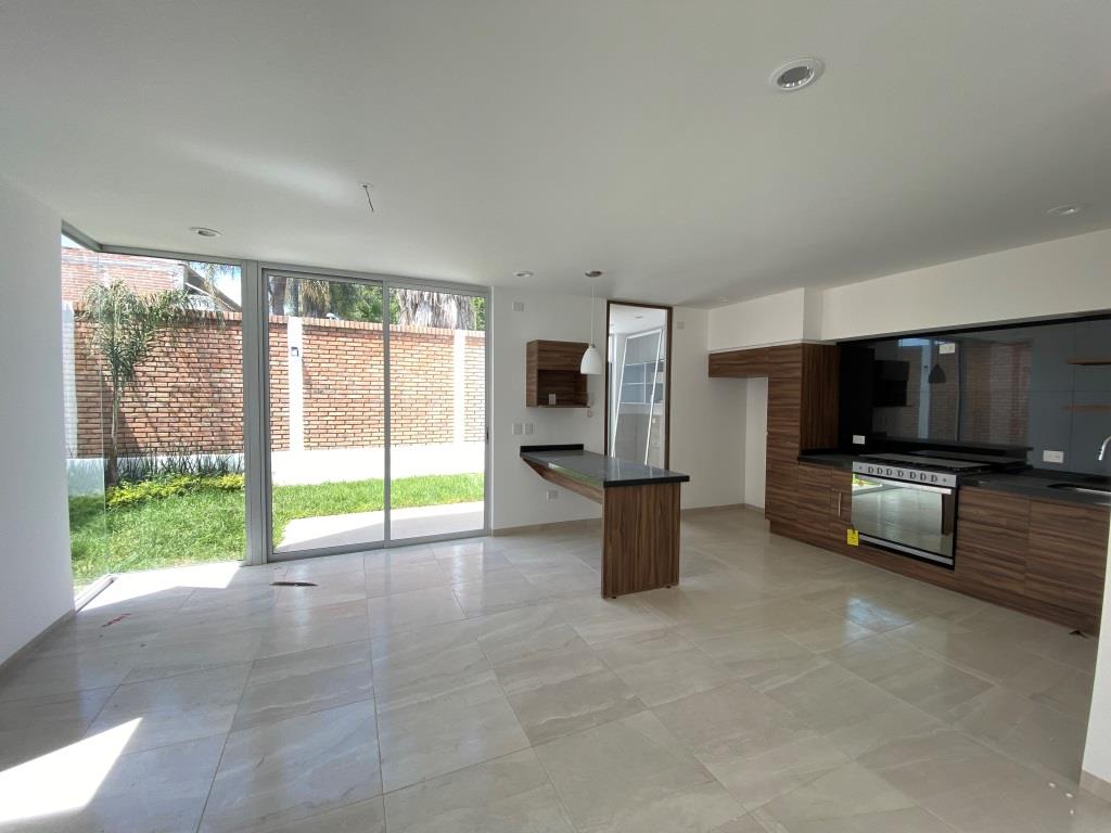 Casa nueva dentro de exclusiva privada (15 casas)