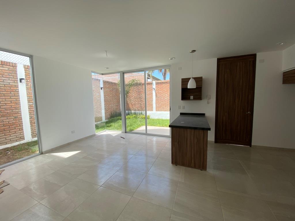 Casa nueva dentro de exclusiva privada (15 casas)