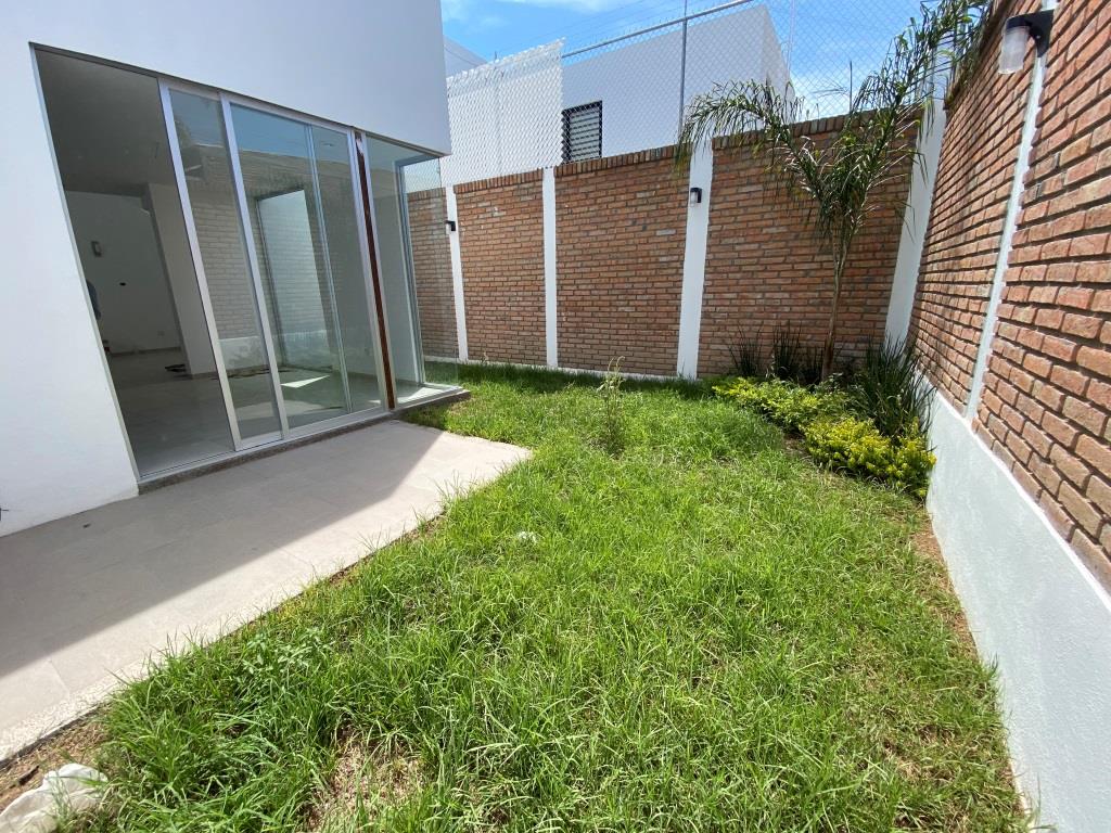 Casa nueva dentro de exclusiva privada (15 casas)