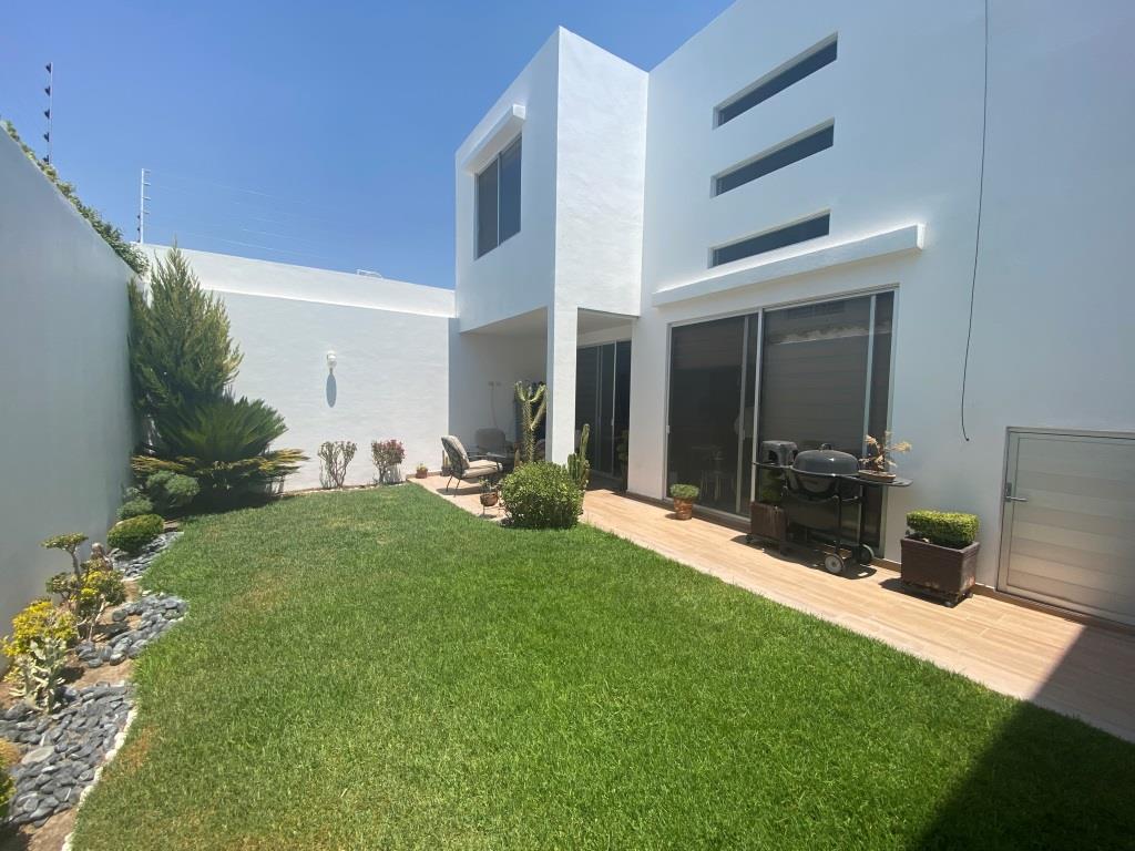 Casa dentro de calle en circuito exclusivo