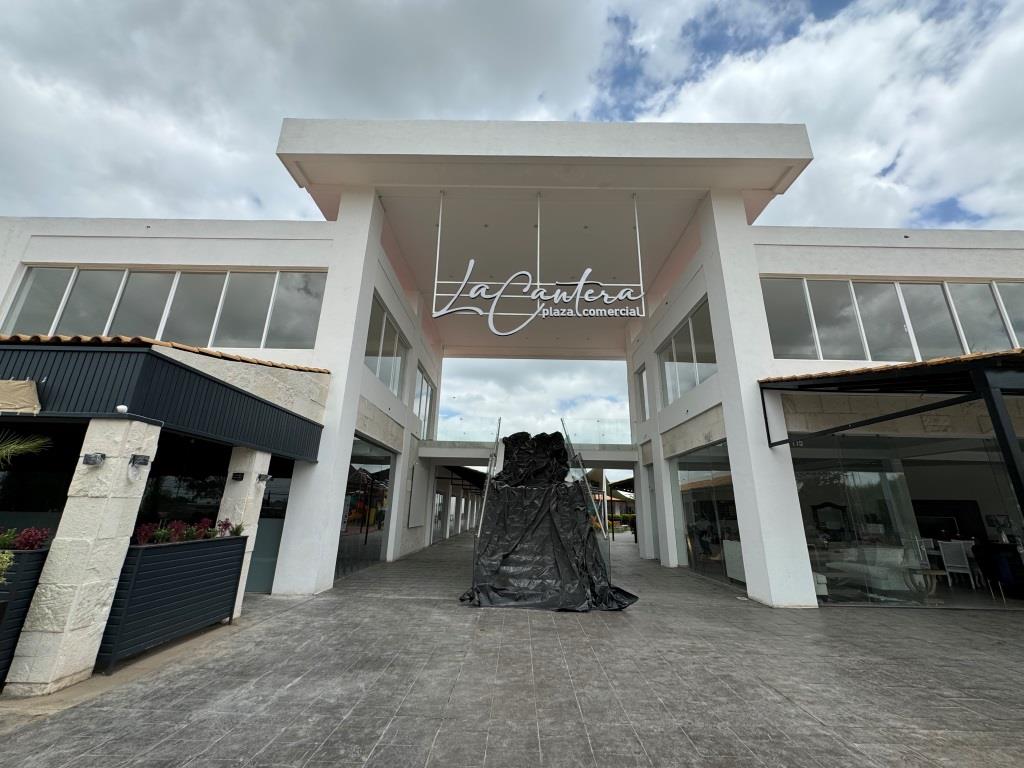 Locales comerciales dentro de Plaza Comercial La Cantera