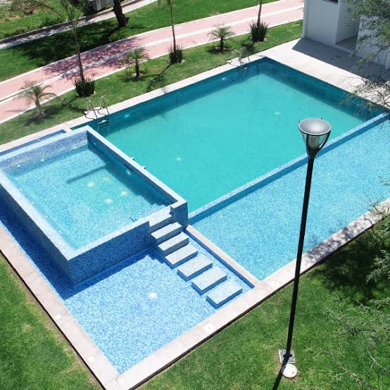 Casa en esquina con terreno excedente