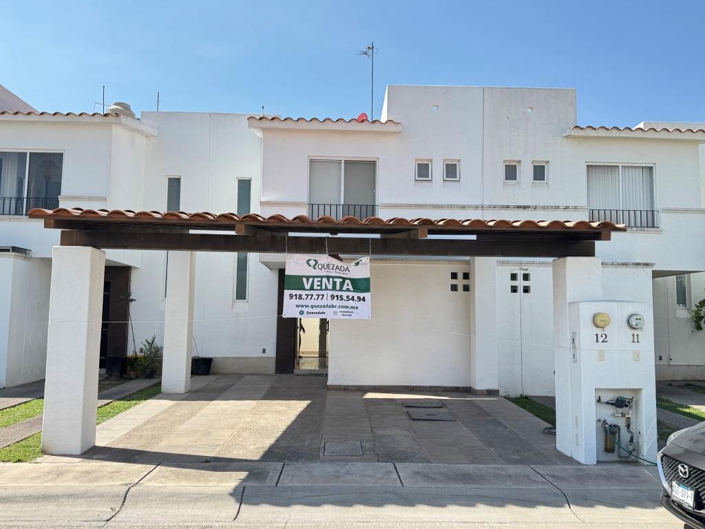 Casa dentro de coto.