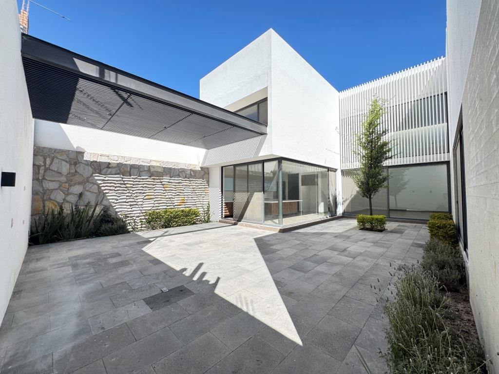 Casa dentro de exclusivo Fracc. zona norte