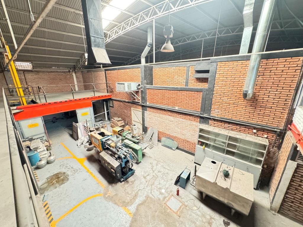 Local comercial con area de bodega Av Universidad