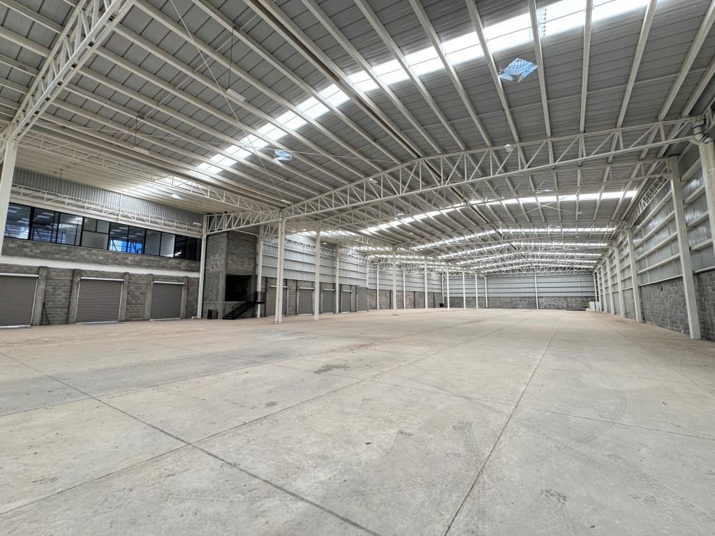 Nave industrial 4,790m2 + oficinas