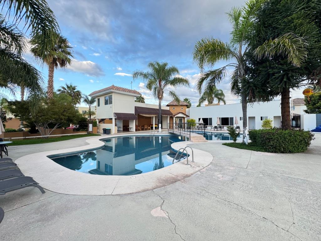 Casa en venta dentro de Fracc. con amplia casa club