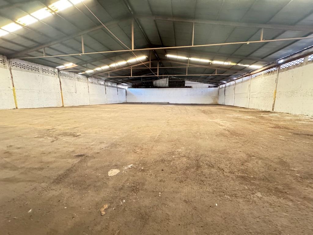 Bodega comercial sobre Avenida Juan Pablo II