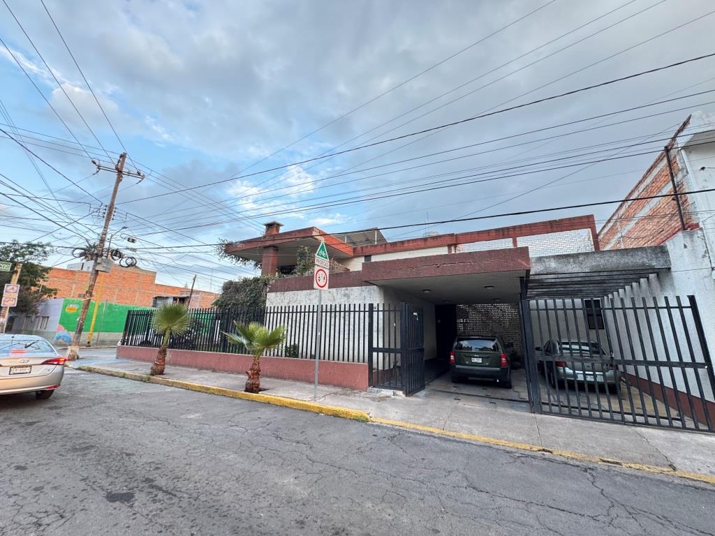 Propiedad céntrica en esquina a unos metros de Jardin de San Marcos