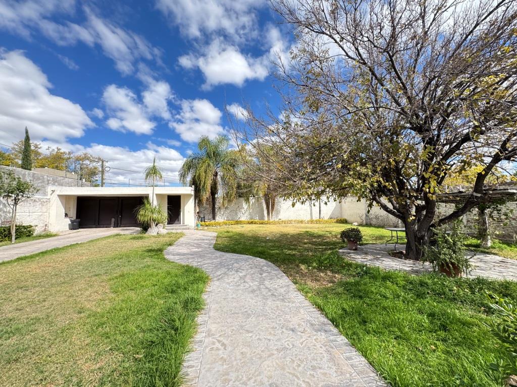 Amplia casa en 1,500m2 de terreno