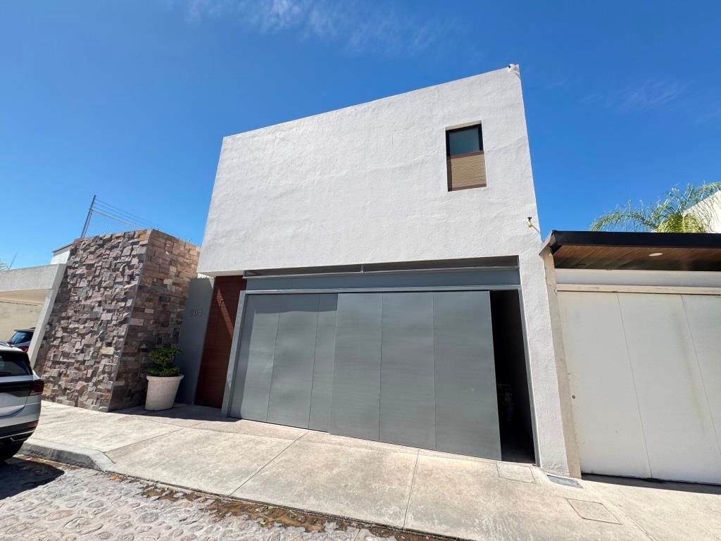 Casa en venta dentro de Fraccionamiento Residencial Las Cavas
