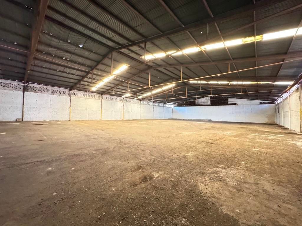 Bodega comercial sobre Avenida Juan Pablo II