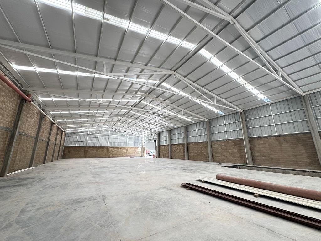 nave ciudad industrial sur en esquina