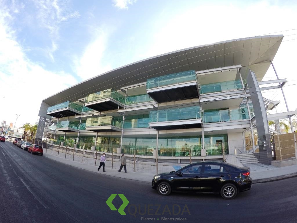 Oficinas, locales o consultorios en renta, sobre Av. Las Américas, Edificio nuevo.