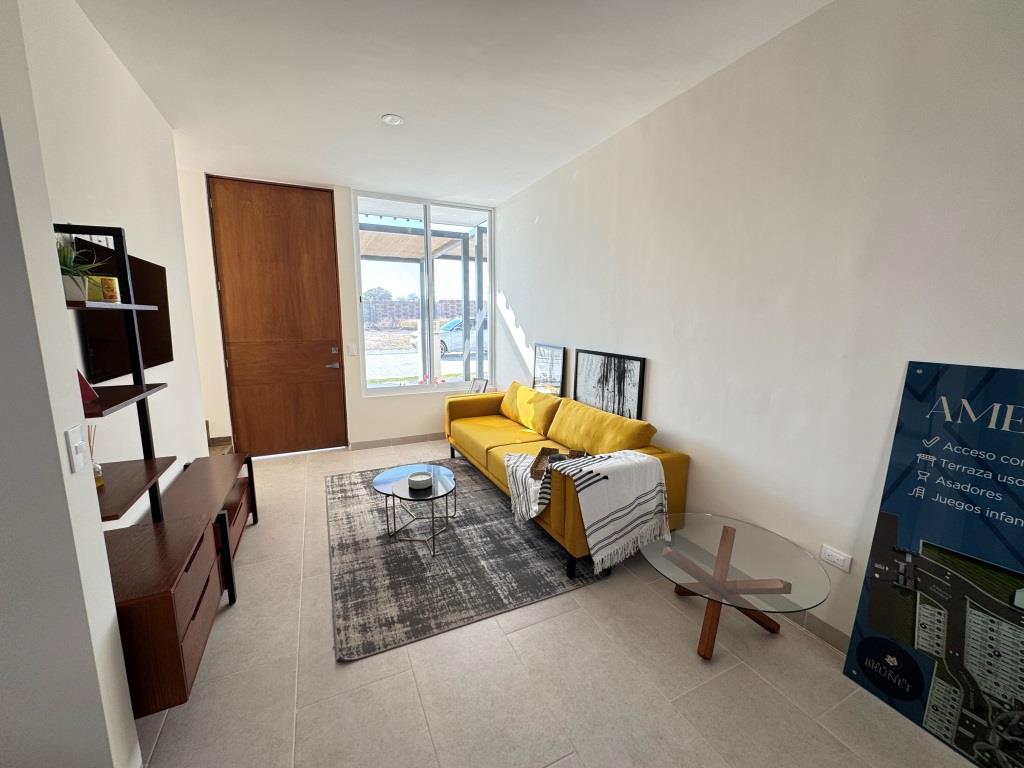 Casa nueva dentro de Fracc. con 3,500m2 de área común (Reserva)