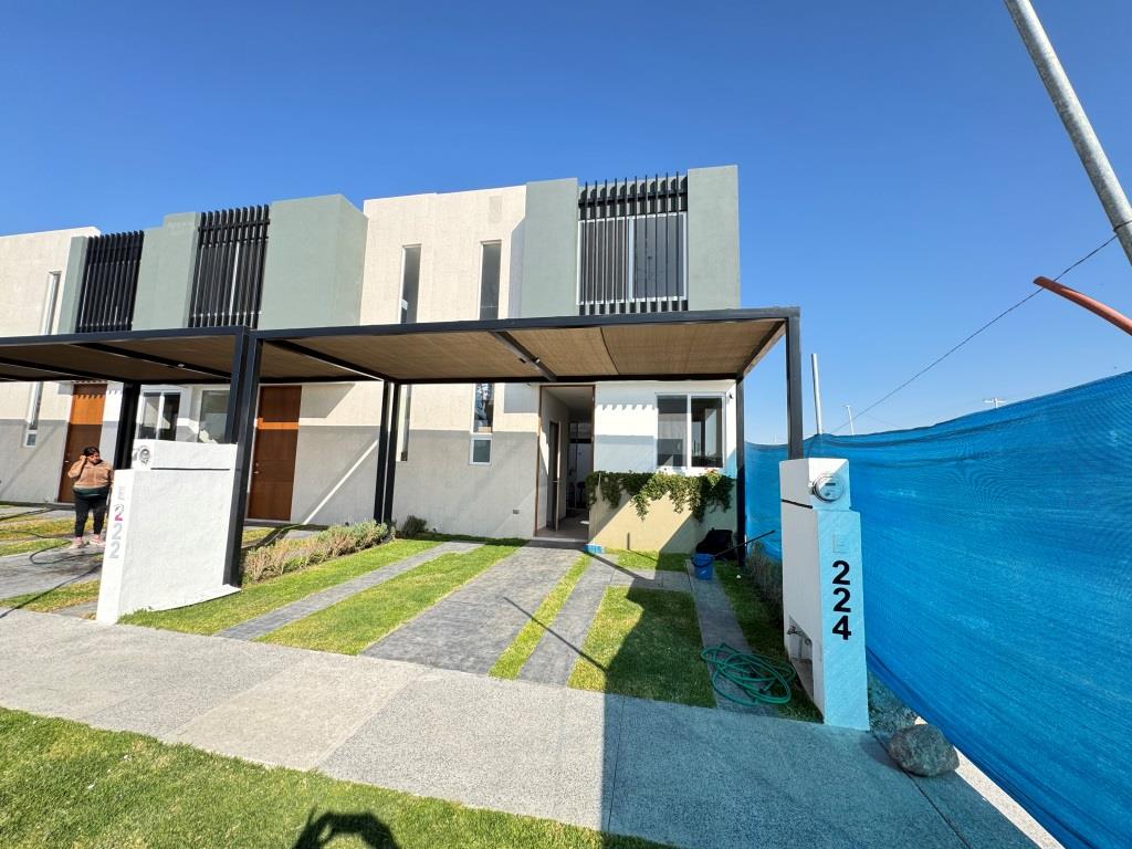 Casa nueva dentro de Fracc. con 3,500m2 de área común (Crianza)