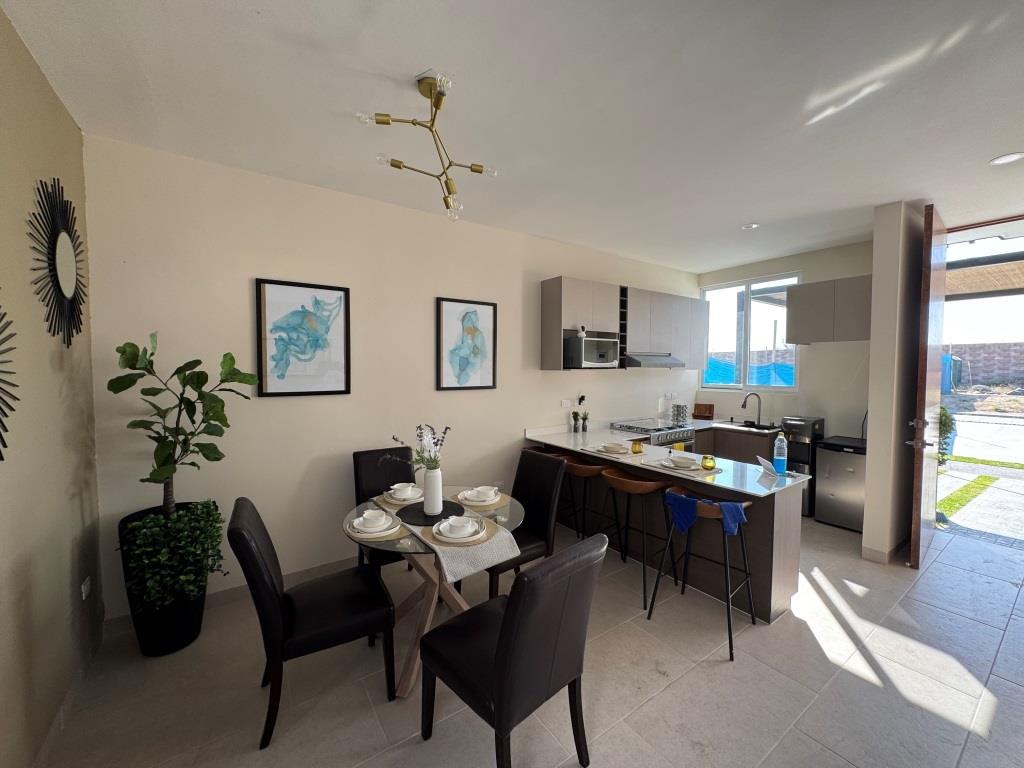 Casa nueva dentro de Fracc. con 3,500m2 de área común (Crianza)